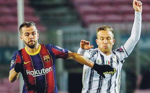 Miralem Pjanic e Arthur: lo scambio Juve-Barça tra i due è finito nel mirino per la maxi plusvalenza. Lapresse 