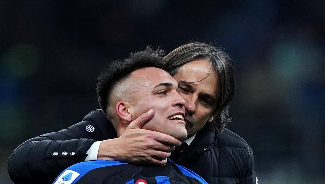 Lautaro Martinez abbracciato da Simone Inzaghi 