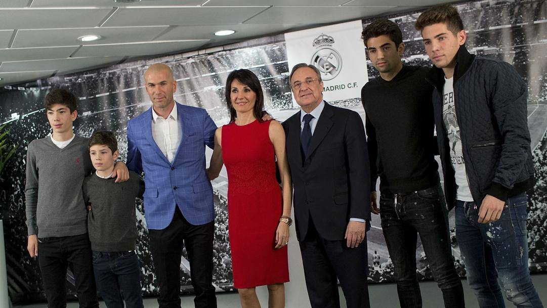 La famiglia Zidane con Florentino Perez nel 2016: da sinistra Theo, Elyaz, Luca ed Enzo. Getty 