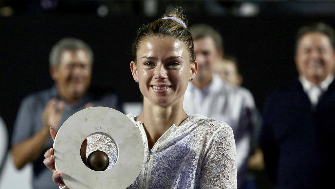 Camila Giorgi con il trofeo vinto domenica al Torneo WTA 250 di Merida, in Messico 