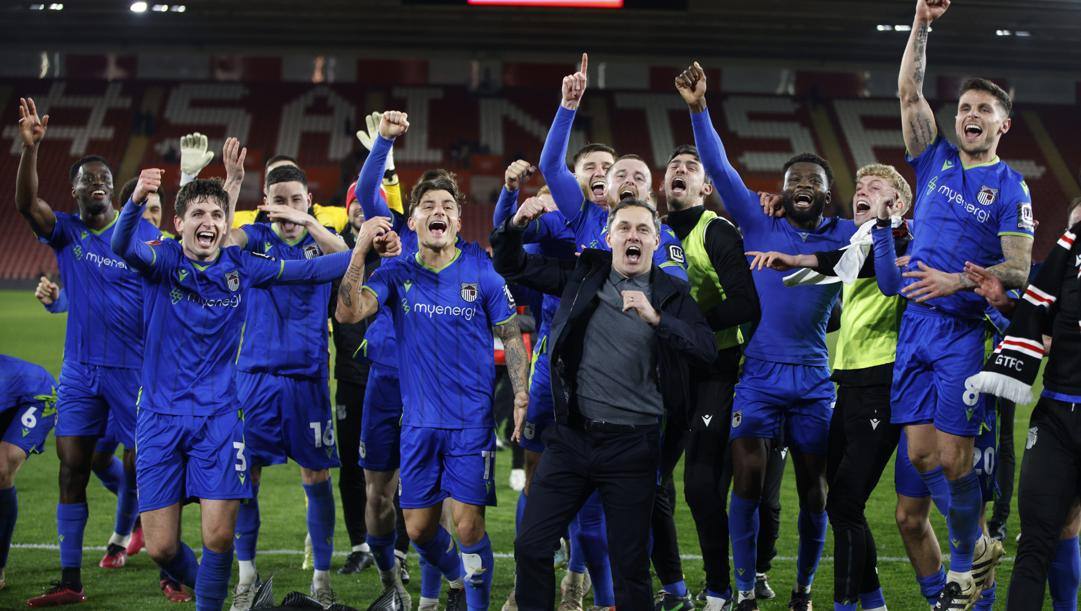 Il Grimsby Town festeggia il successo in FA Cup sul Southampton LAPRESSE 