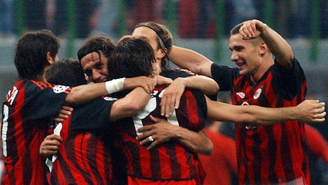 Il Milan festeggia l'accesso alla finale di Champions il 13 maggio 2003 dopo l'1-1 con l'Inter AP 