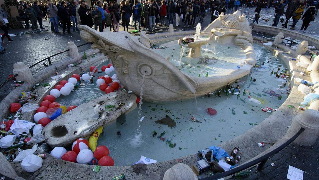 La Barcaccia di piazza di Spagna dopo il passaggio dei tifosi del Feyenoord a Roma nel 2015. Jpeg Fotoservizi 
