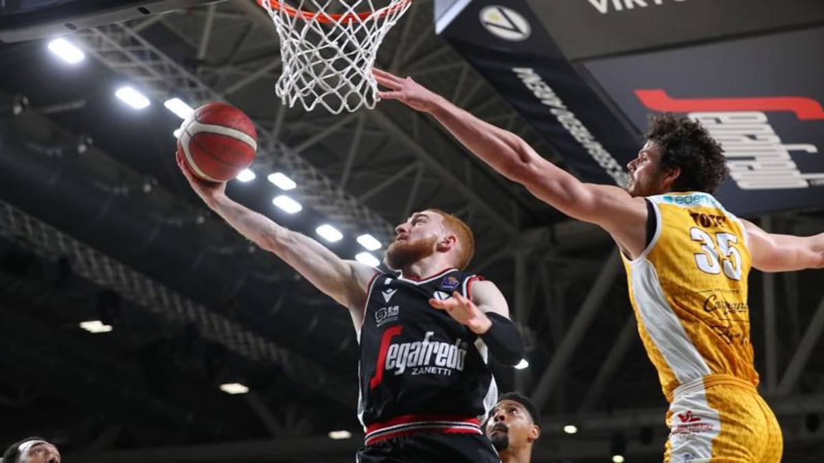 Basket, Serie A Napoli fa il colpo a Trento. I risultati di Milano e