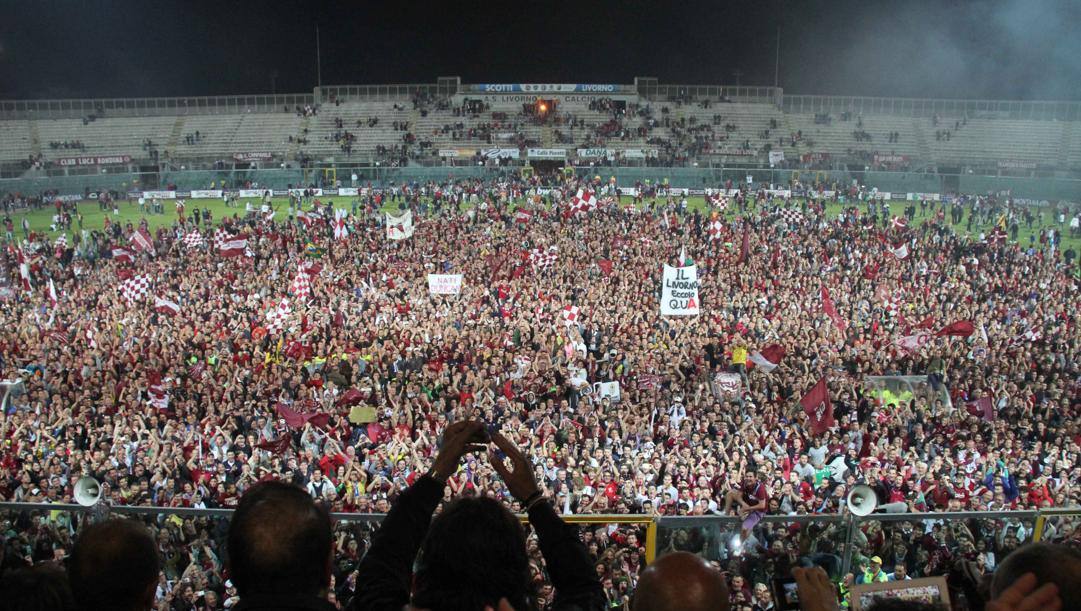 Esultanza dei tifosi del Livorno per la promozione in A del 2013. Lapresse 