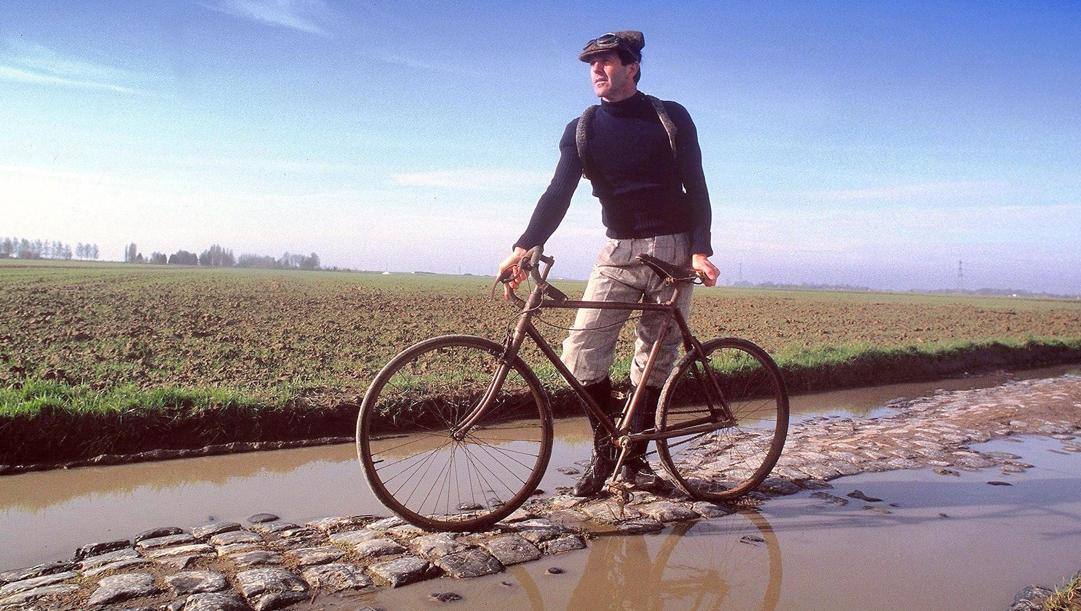 Roger De Vlaeminck è nato il 24 agosto 1947. Ha vinto quattro Parigi-Roubaix, tre Sanremo, un Fiandre, una Liegi e due Lombardia 