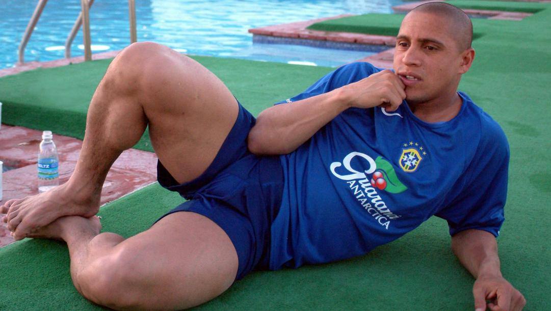 Roberto Carlos in piscina. Epa 