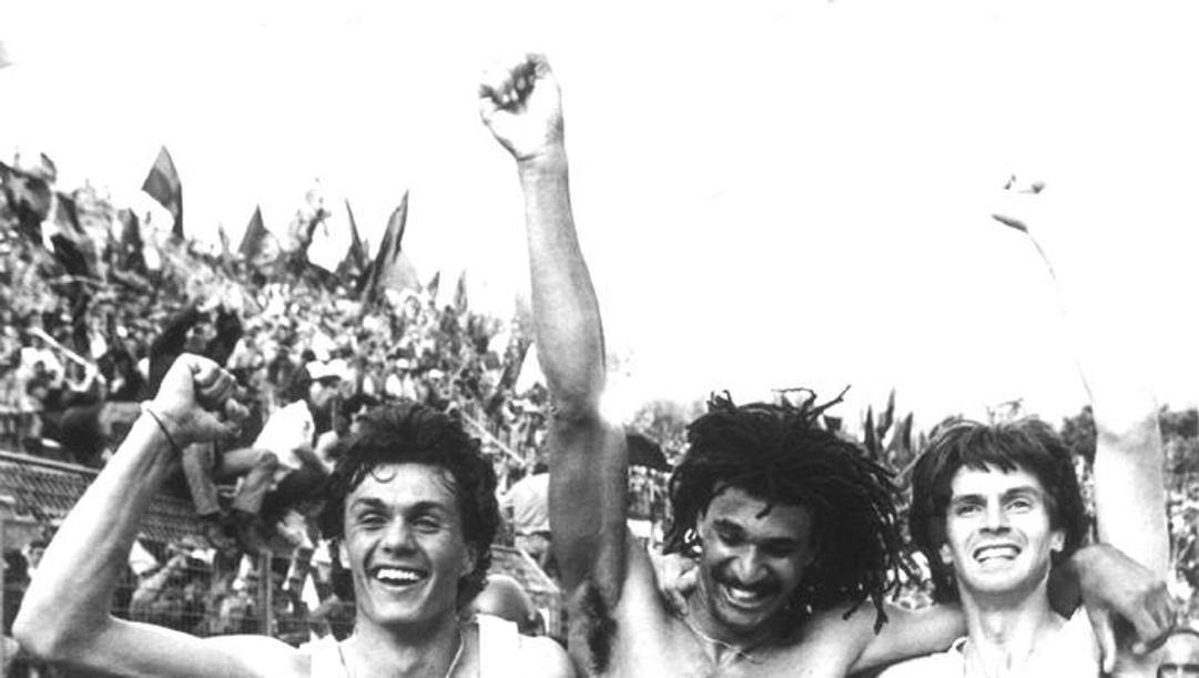 Maldini, Gullit e Filippo Galli festeggiano la conquista dello scudetto rossonero 1987-88, dopo essere andati a vincere in casa del Napoli 