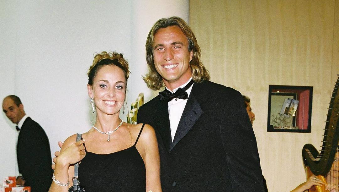 David Ginola e la moglie Coralie nel 2001, quando l'ex centrocampista  giocava nell'Aston Villa 
