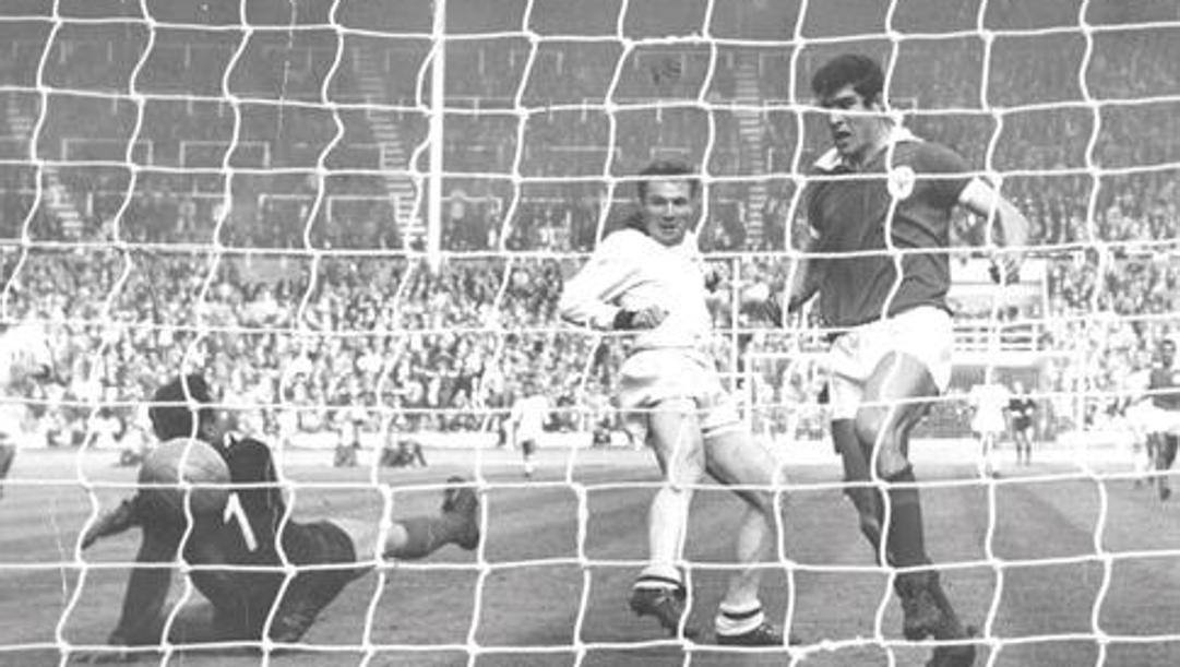 José Altafini in gol in Milan-Benfica 2-1 del 22 maggio 1963 a Wembley:  sarà la prima Coppa dei Campioni per i rossoneri 