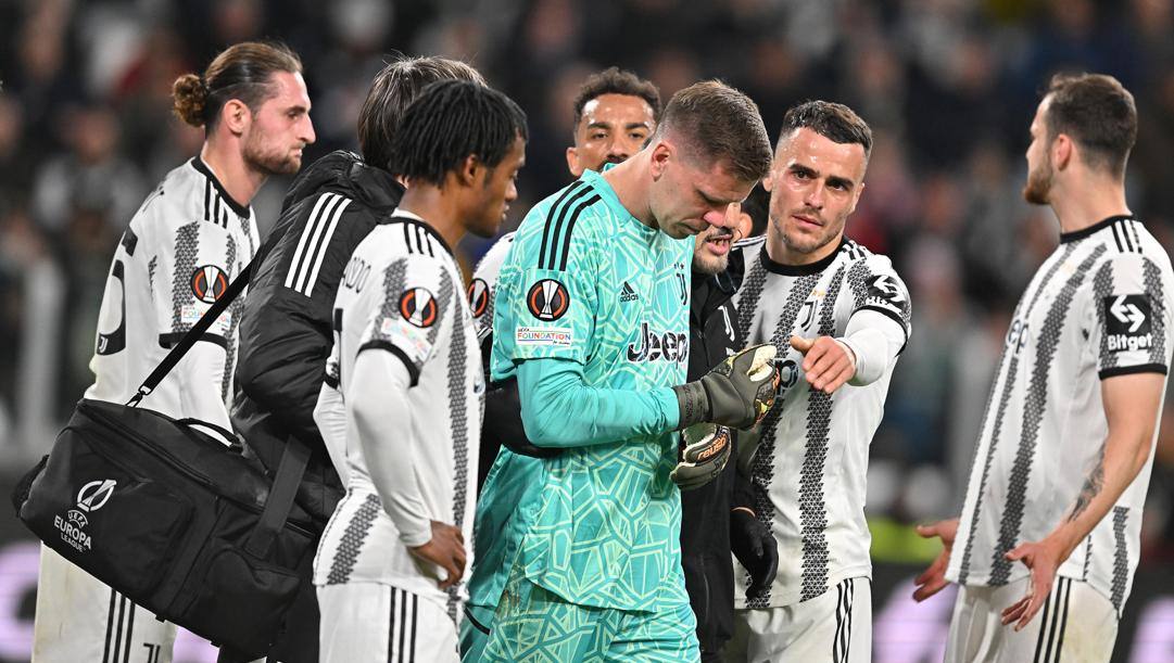 Il momento in cui il numero uno della Juve, Szczesny, deve lasciare il campo contro lo Sporting Lisbona per un dolore al petto 