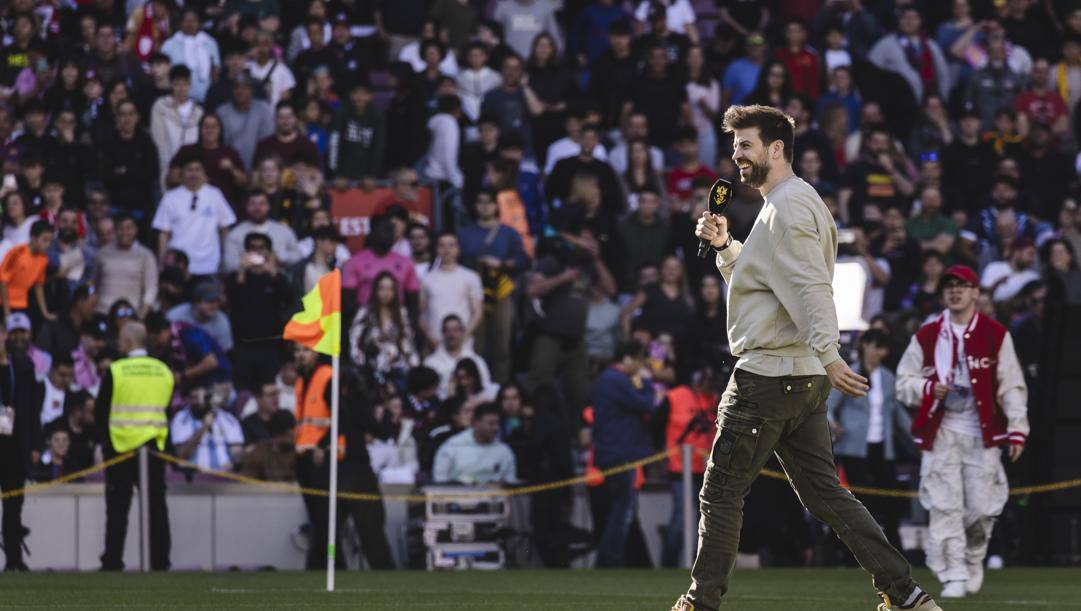 Un raggiante Gerard Piqué attende l'inizio della Final Four della Kings League a Barcellona, lo scorso 26 marzo 