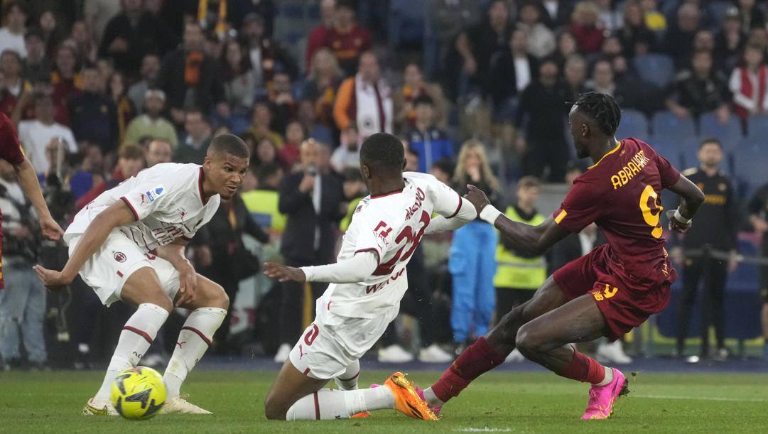 Il gol di Abraham (a destra) in Roma-Milan (1-1) LAPRESSE 