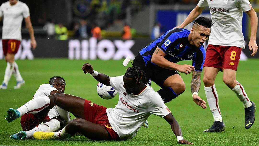 La partita dell'andata Inter-Roma, ancora con il marchio DigitalBits sulle maglie. Afp 