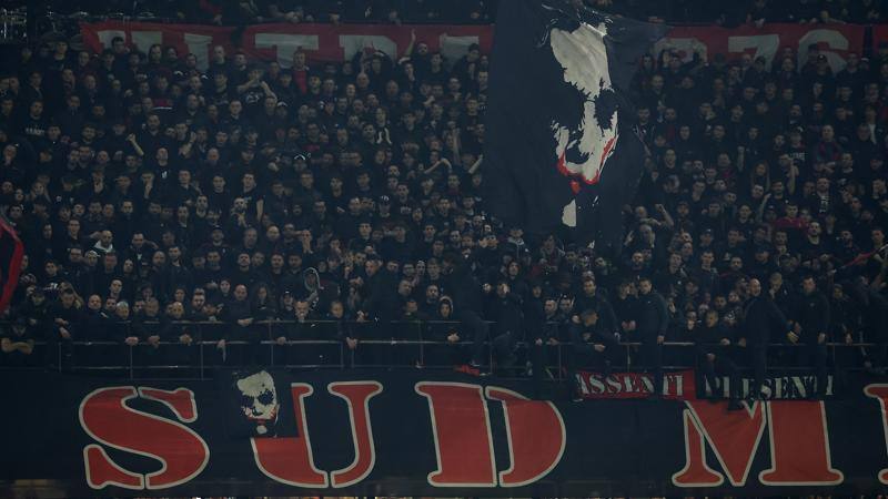 Milan-Inter, la coreografia e il rosso dei tifosi