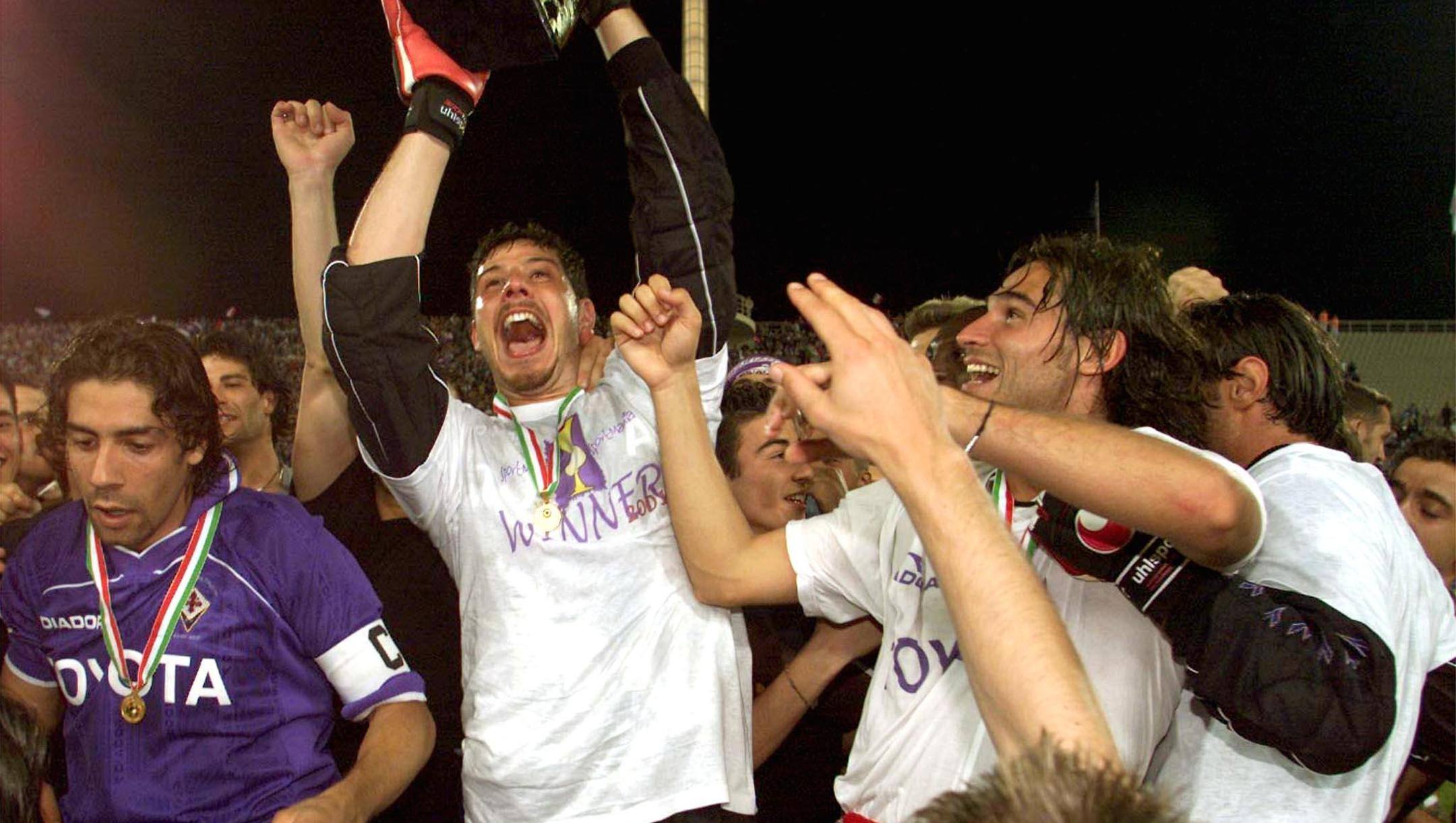 Toldo con la Coppa vinta con la Fiorentina nel 2001. Ansa 