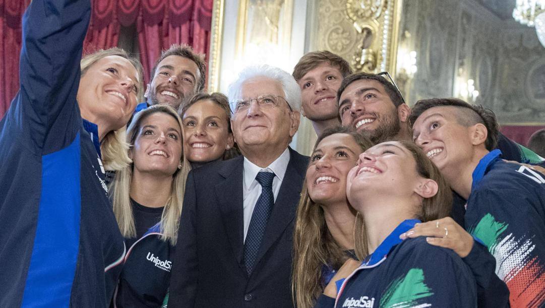 Il selfie di Federica Pellegrini con il presidente Mattarella e i campioni del nuoto. Ansa 