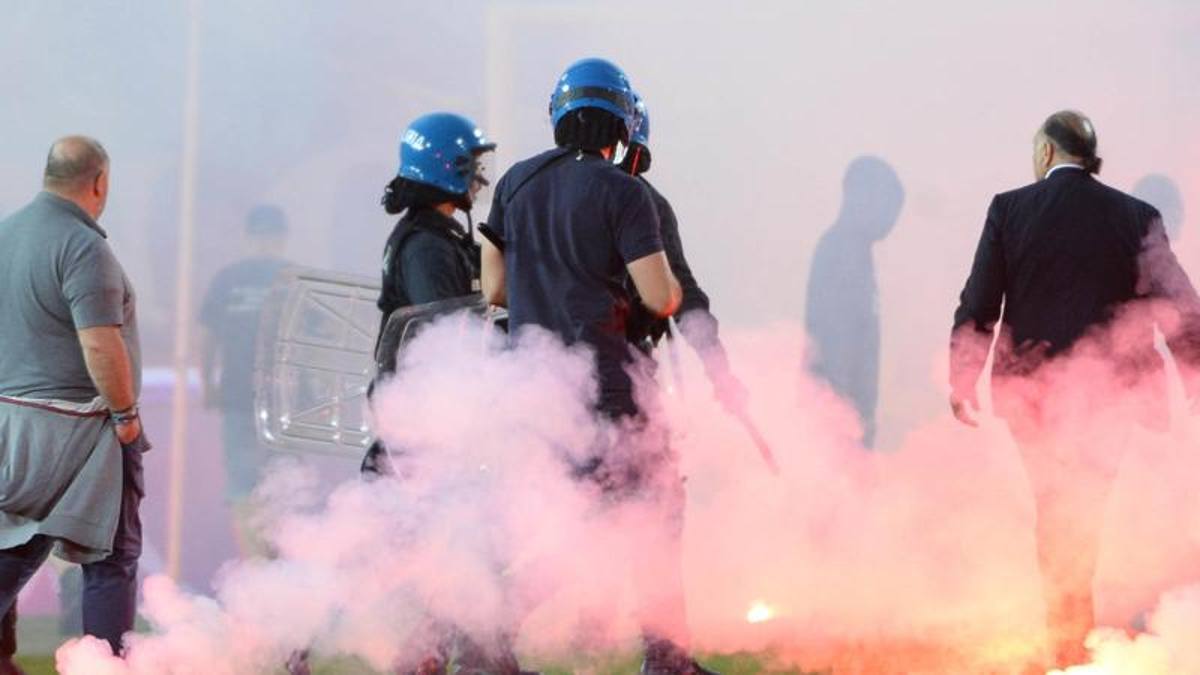 Brescia-Cosenza, estádio sob cerco, carro de Huard queimado