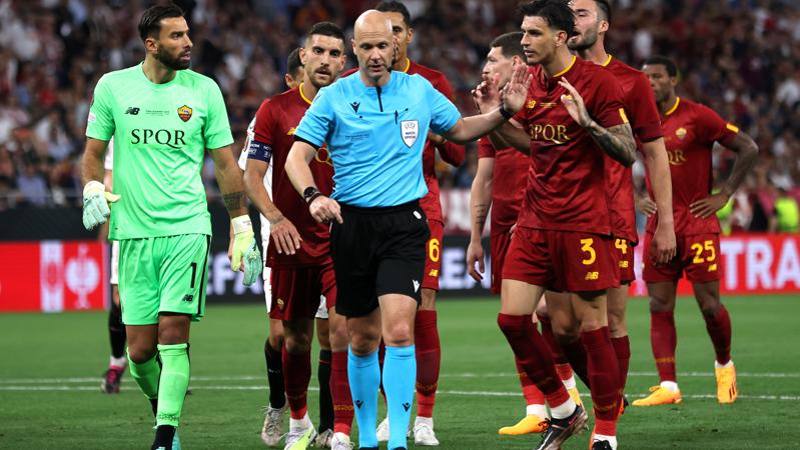 Roma, niente stop per arbitro Taylor dopo finale Europa League, Mourinho rischia squalifica