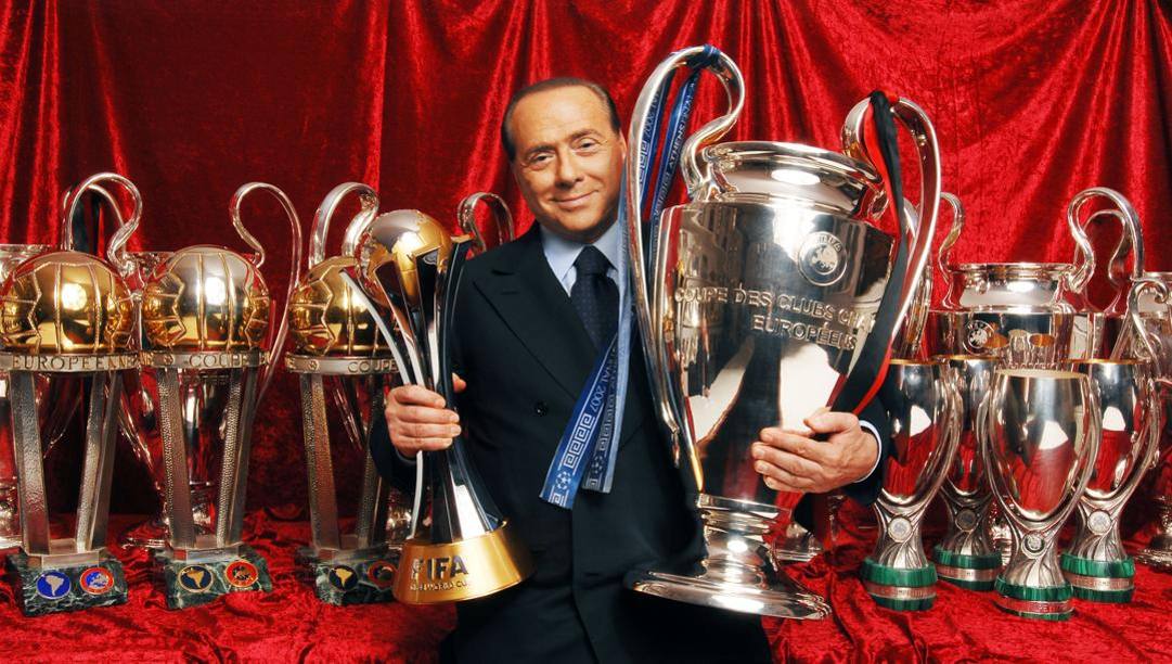 Silvio Berlusconi tra i trofei rossoneri. Bozzani 