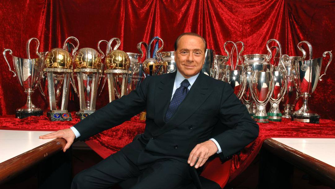 Silvio Berlusconi con i trofei vinti al Milan. Fabio Bozzani 