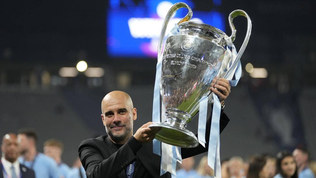 Pep Guardiola posa con la Champions vinta a Istanbul contro l'Inter 