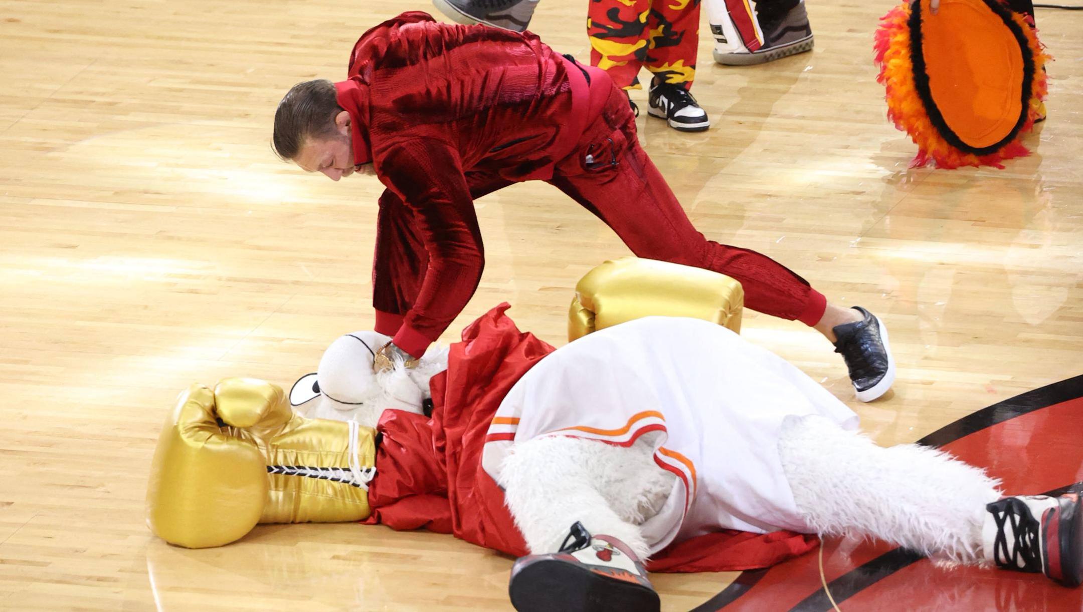 Conor McGregor ha appena steso Burnie, la mascotte degli Heat. Afp 