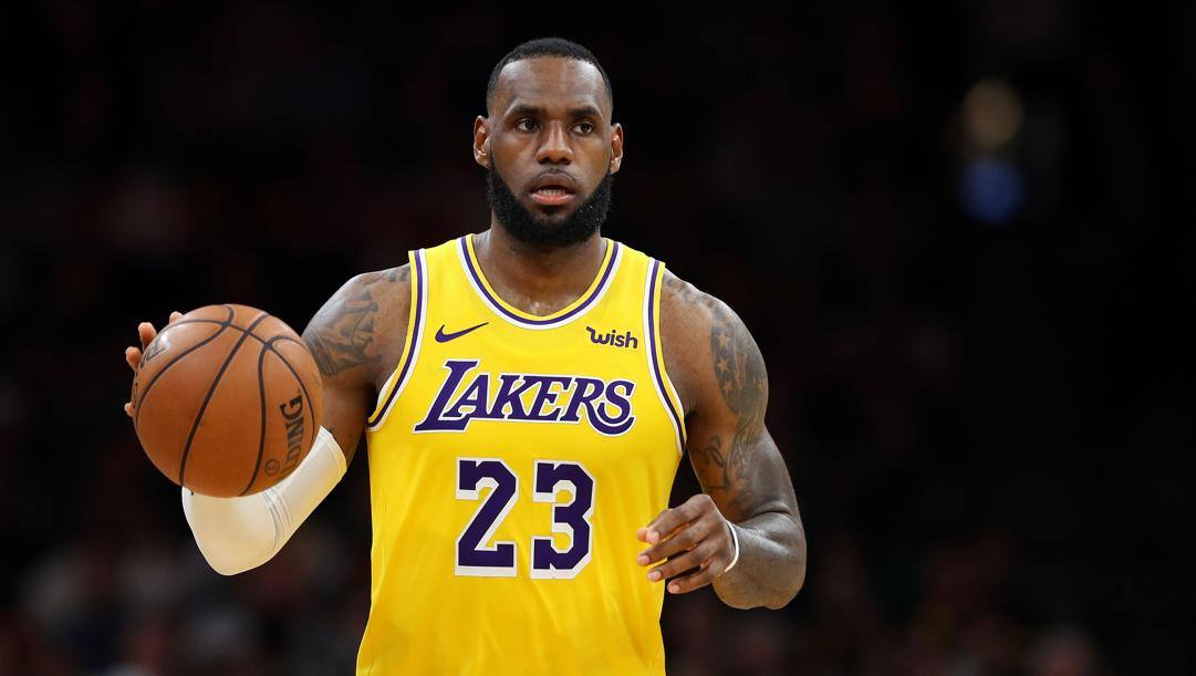 LeBron James con il 23 nella stagione del titolo Lakers. Afp 