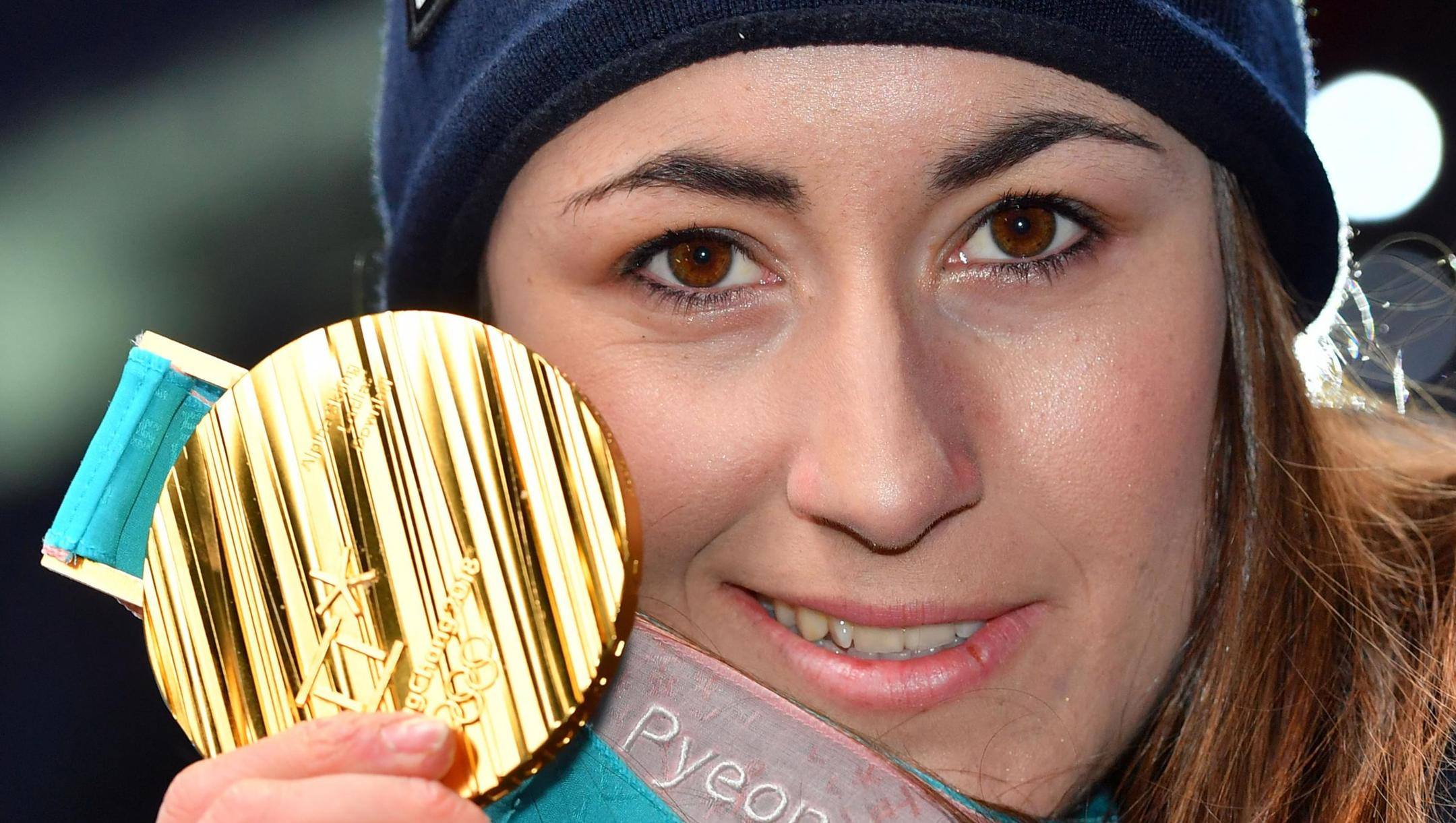 La gioia di Sofia Goggia dopo l'oro conquistato in discesa libera ai Giochi 2018 