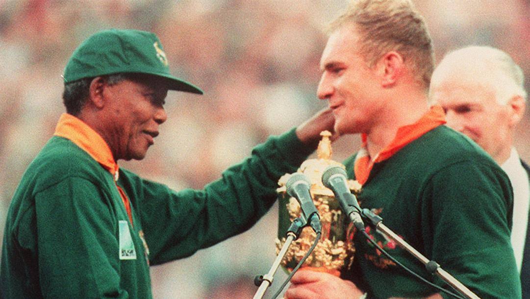 Nelson Mandela consegna la coppa del Mondo a capitan Pienaar 