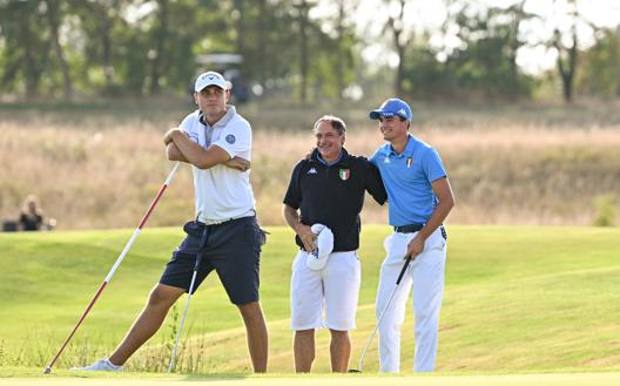 Pietro Bovari, a destra, abbracciato con il coach azzurro Alberto Binaghi. davanti a loro un perplesso Ludvig Aberg, battutto un anno fa al Mondiale 