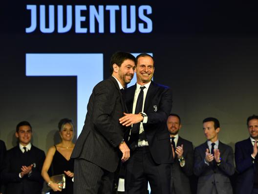 Babbo Natale Juventus.Juventus Allegri Agnelli E La Lettera Di Babbo Natale Video Gazzetta It