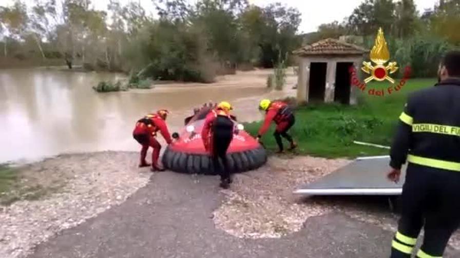 La piana è un lago, a Grosseto salvataggi con l'hovercraft- Video Gazzetta.it - La Gazzetta dello Sport