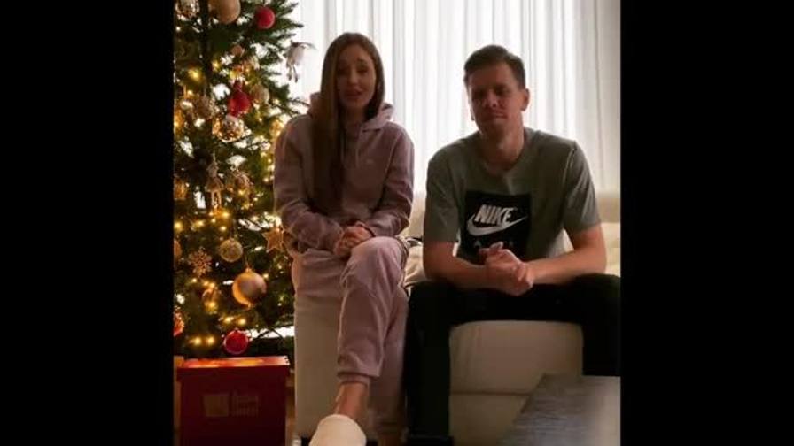 Decorazioni Natalizie Juventus.Juventus Szczesny Appello Con La Moglie Per Il Natale Video Gazzetta It