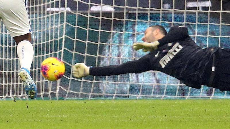 Risultati immagini per handanovic rigore