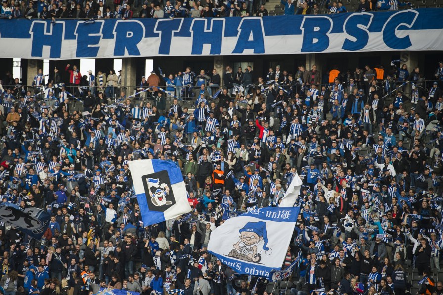 I supporters dell'Hertha si consolano così...
