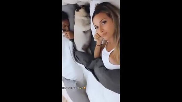 VIDEO Lautaro Martinez e Agustina, il cane ruba il ciuccio di Nina- Video  Gazzetta.it