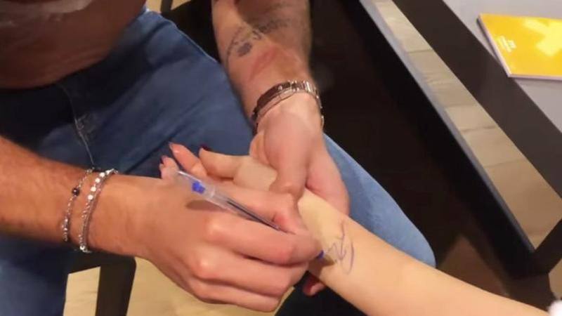 Video Immobile Stavolta La Firma E Per Jessica Il Tatuaggio E Speciale Video Gazzetta It