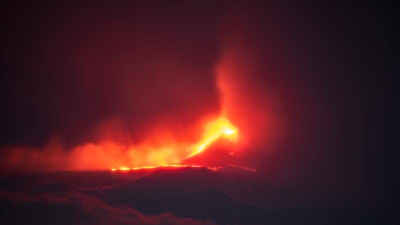 VIDEO Etna, eruzione nella notte: boati e fontane di lava ...