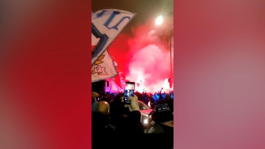 L'arrivo del pullman dell'Inter tra cori e applausi