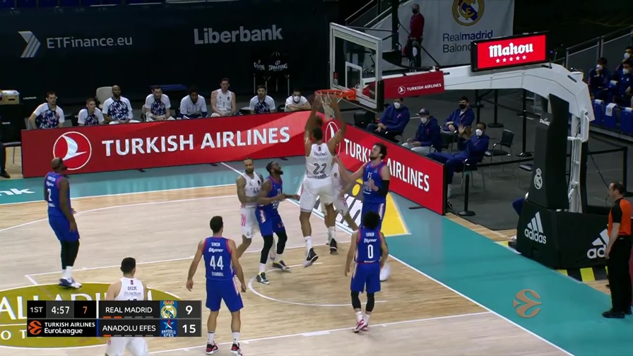 Le magie di Larkin, i canestri di Micic: super Efes a Madrid