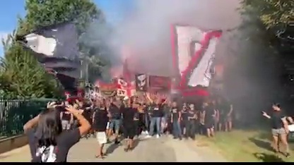 Cori e fumogeni, il sostegno della Curva Sud a Milanello