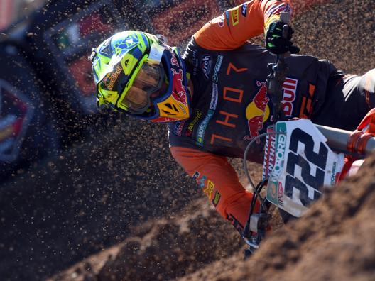 Ultima gara della stagione di motocross 2021 a Mantova con l’addio alla MXGP di Tony Cairoli. Festa da brividi nel giorno del trionfo di Jeffrey Herlings che diventa Campione del Mondo