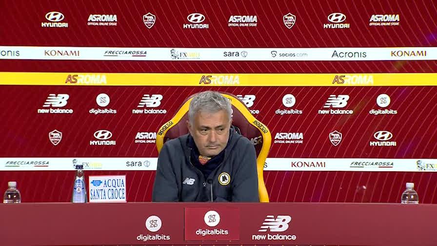 Mou e il siparietto con i giornalisti: "Bravi a venire alle 10 del mattino"