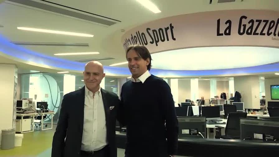 Sorrisi, foto, autografi e...: guarda la visita di Simone Inzaghi in Gazzetta