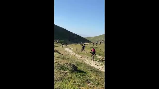 Pazzesco: il toro carica il ciclista e lo lancia in aria