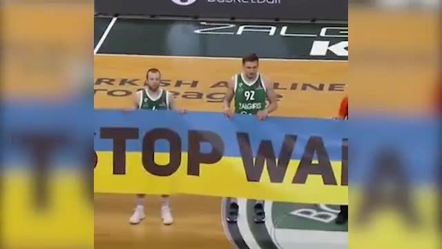 Rifiutano di tenere lo striscione "No War": i tifosi li riempiono di fischi