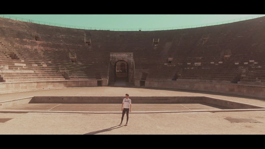Giro, la maglia bianca brilla al centro dell'Arena di Verona