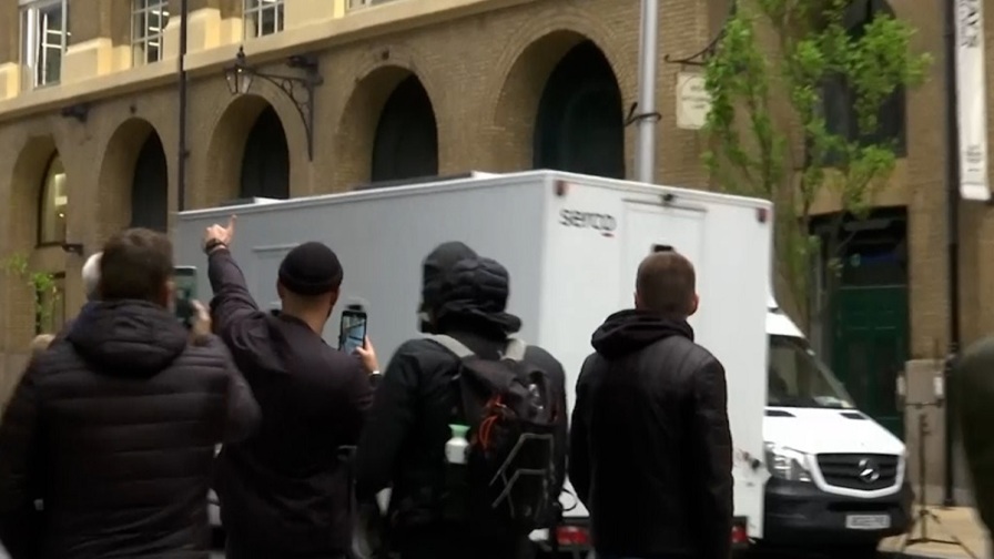 Becker portato in cella a bordo di un furgone penitenziario