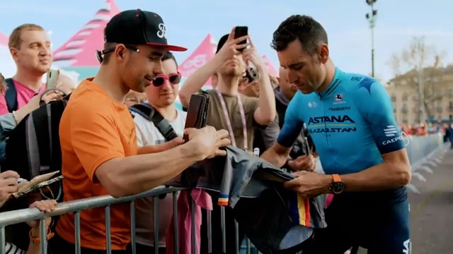 Emozione e autografi per Nibali al via da Budapest